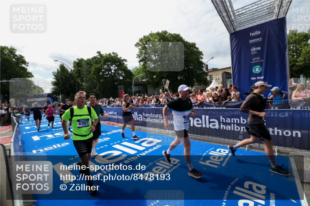 29.06.2025 - hella hamburg halbmarathon Zöllner http://msf.ph/oto/8478193 29.06.2025 11:29:02 Ziel 2703, 2914, 2919, 3613, 4817, 5658, 6307, 6710, 7387, 8787, 9108, 10198, 10586, 12216, 15466, 17199, 17989, 18371, 19233 meine-sportfotos.de