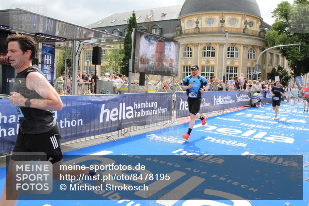 29.06.2025 - hella hamburg halbmarathon Michael Strokosch http://msf.ph/oto/8478195 29.06.2025 10:40:11 Ziel 2826, 4381, 5007, 5409, 5508, 5916, 7495, 8933, 12091, 13514, 13667, 15424, 17973, 18979 meine-sportfotos.de
