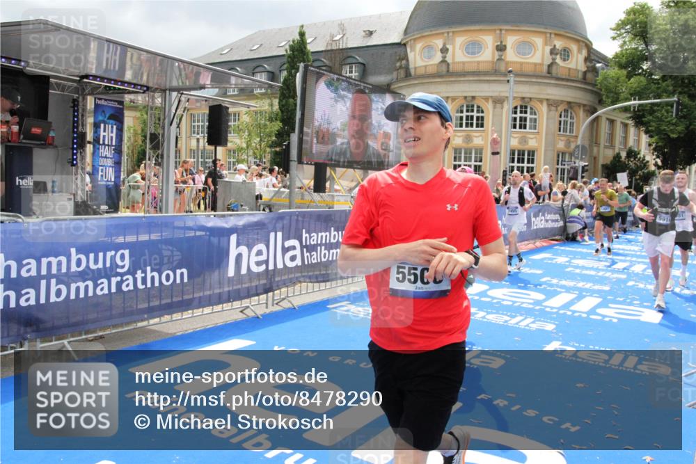 29.06.2025 - hella hamburg halbmarathon Michael Strokosch http://msf.ph/oto/8478290 29.06.2025 10:40:15 Ziel 3547, 4381, 5007, 5409, 5410, 5508, 5803, 5916, 7495, 8465, 8933, 10968, 11731, 12704, 13667, 14699, 18614, 18979 meine-sportfotos.de