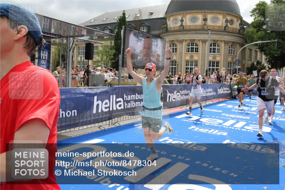 29.06.2025 - hella hamburg halbmarathon Michael Strokosch http://msf.ph/oto/8478304 29.06.2025 10:40:15 Ziel 3547, 4381, 5007, 5409, 5410, 5508, 5803, 5916, 7495, 8465, 8933, 10968, 11731, 12704, 13667, 14699, 18614, 18979 meine-sportfotos.de