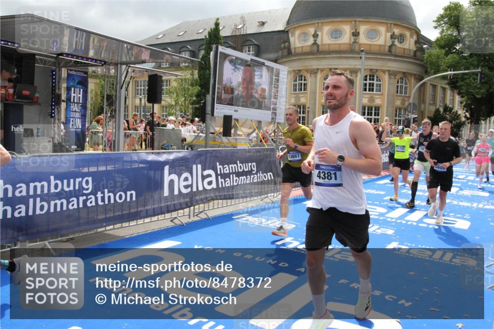 29.06.2025 - hella hamburg halbmarathon Michael Strokosch http://msf.ph/oto/8478372 29.06.2025 10:40:17 Ziel 3547, 4381, 5007, 5409, 5410, 5508, 5803, 5916, 7495, 8465, 10968, 11731, 12704, 13667, 14699, 18614, 18979 meine-sportfotos.de