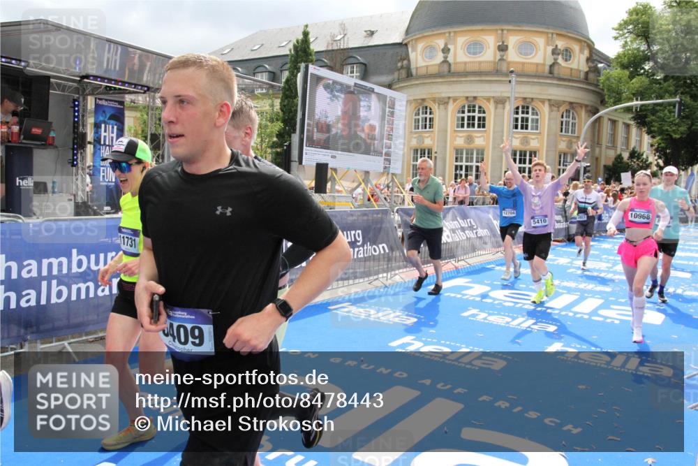 29.06.2025 - hella hamburg halbmarathon Michael Strokosch http://msf.ph/oto/8478443 29.06.2025 10:40:19 Ziel 3547, 4381, 5409, 5410, 5803, 8465, 10968, 11731, 12704, 13667, 14699, 18614, 18979 meine-sportfotos.de
