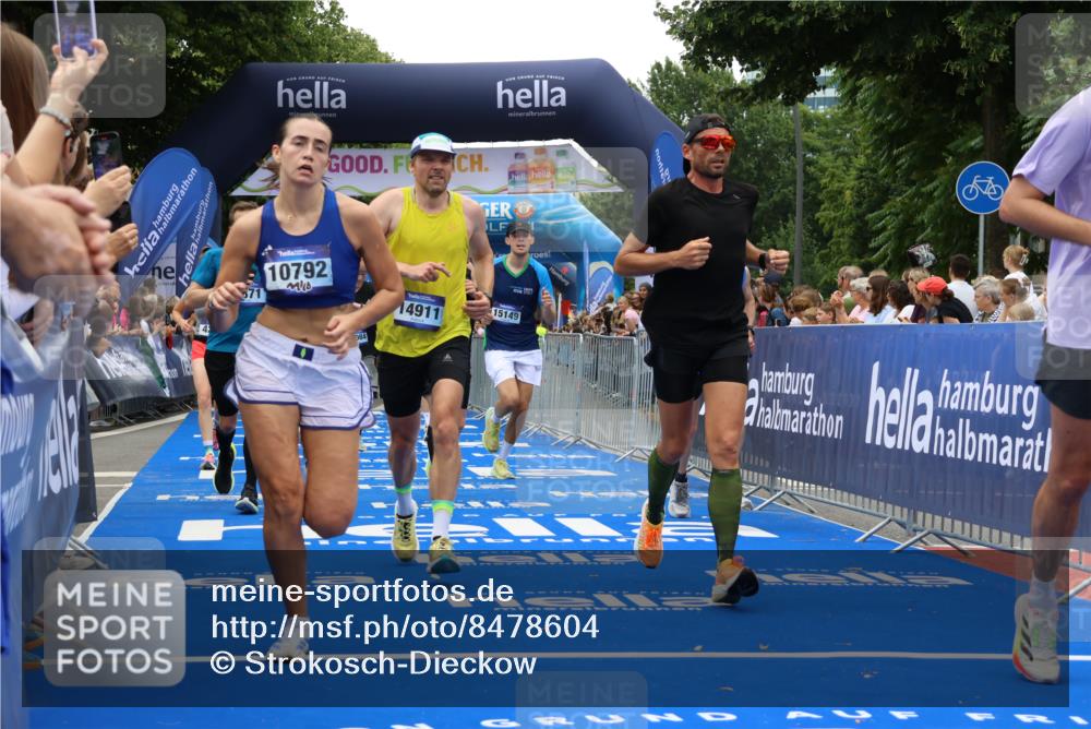 29.06.2025 - hella hamburg halbmarathon Strokosch-Dieckow http://msf.ph/oto/8478604 29.06.2025 10:45:53 Ziel 2189, 3477, 4277, 4345, 6290, 6532, 7385, 8269, 8577, 8871, 10792, 11821, 12084, 14462, 14911, 15149, 16624, 17008, 18185, 19116 meine-sportfotos.de