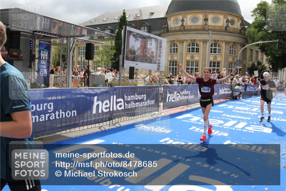 29.06.2025 - hella hamburg halbmarathon Michael Strokosch http://msf.ph/oto/8478685 29.06.2025 10:40:32 Ziel 6649, 7284, 8966, 10978, 11767, 12365, 12540, 14924, 15164, 15247, 17214, 17245, 18192 meine-sportfotos.de