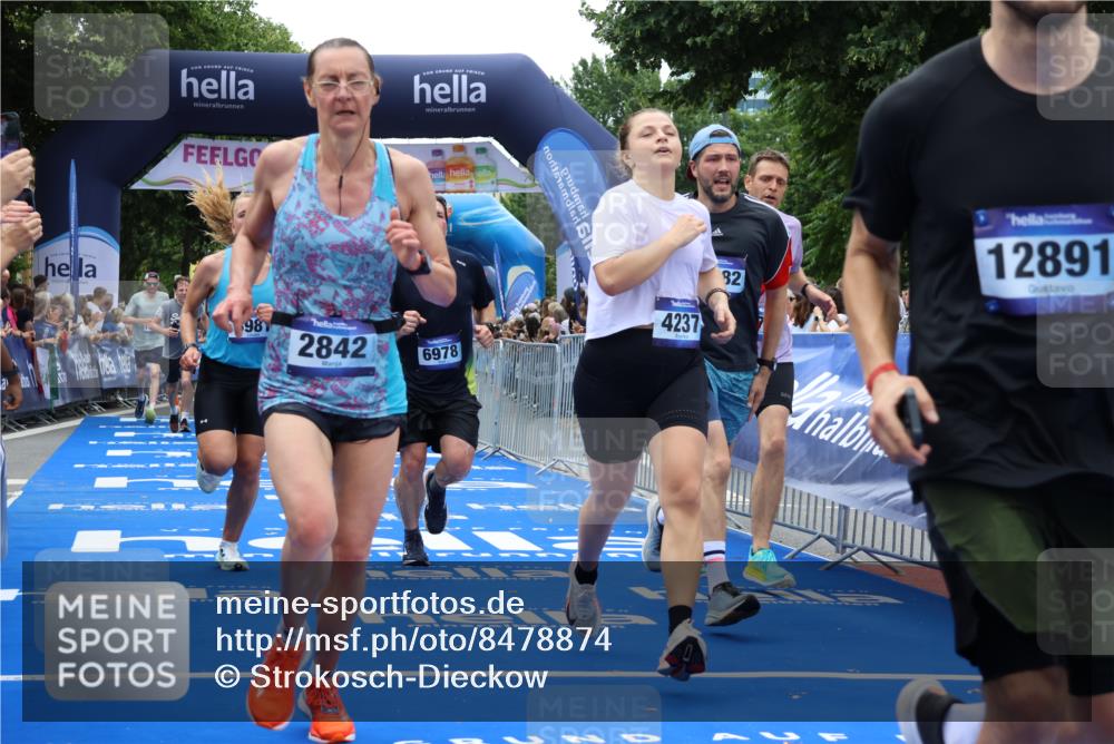 29.06.2025 - hella hamburg halbmarathon Strokosch-Dieckow http://msf.ph/oto/8478874 29.06.2025 10:46:27 Ziel 1600, 2222, 2842, 4237, 4497, 5459, 6421, 6978, 7335, 8142, 8482, 8981, 9232, 9386, 9529, 9786, 11185, 11773, 12171, 12651, 12891, 13525, 13698, 14045, 14228, 14482, 15157, 15206, 16127, 17281, 17461, 18211, 18637, 18882, 19209 meine-sportfotos.de