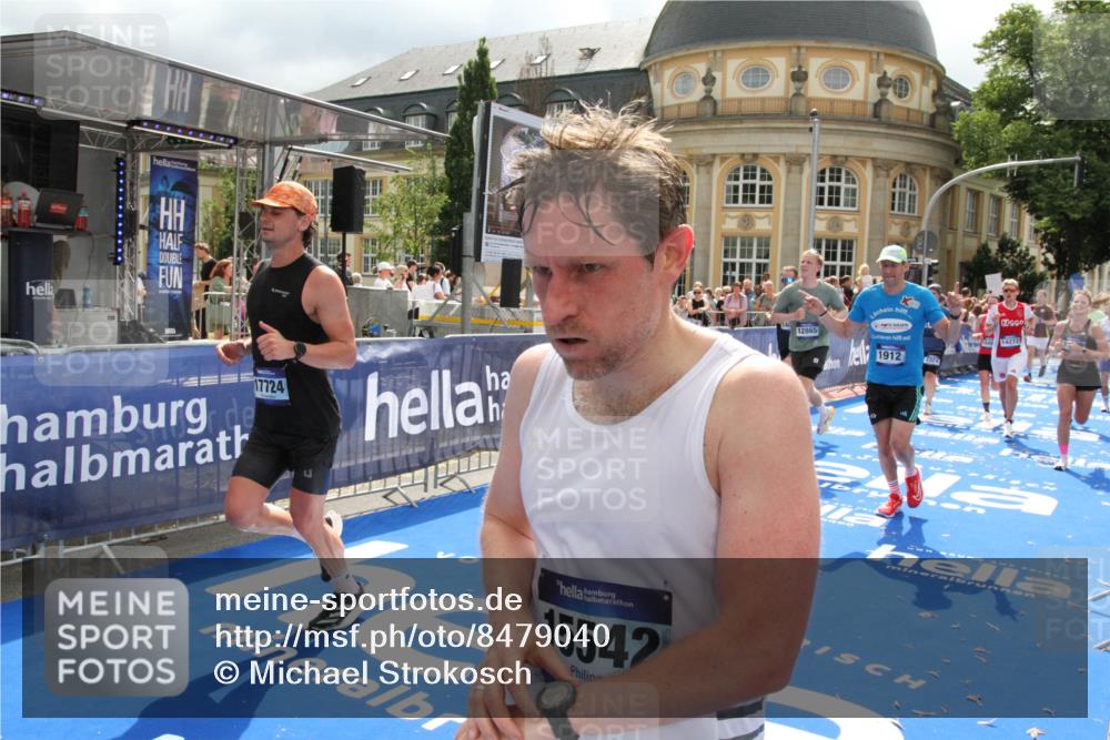 29.06.2025 - hella hamburg halbmarathon Michael Strokosch http://msf.ph/oto/8479040 29.06.2025 10:40:44 Ziel 1882, 1912, 2324, 2714, 2750, 4843, 4889, 5026, 5745, 7622, 8629, 9294, 10900, 12865, 14092, 14272, 14820, 15351, 15493, 15542, 16201, 16249, 16599, 17724, 18399 meine-sportfotos.de