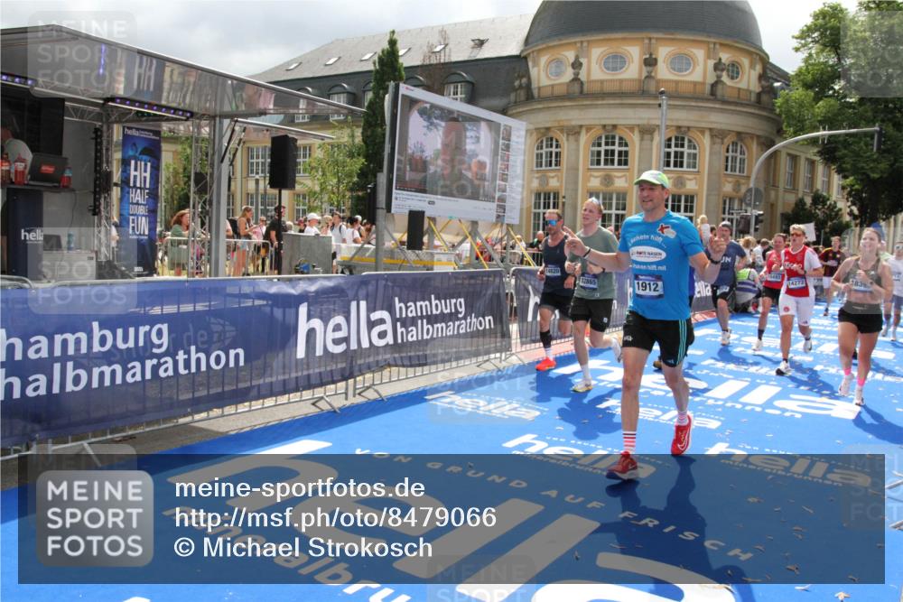 29.06.2025 - hella hamburg halbmarathon Michael Strokosch http://msf.ph/oto/8479066 29.06.2025 10:40:44 Ziel 1882, 1912, 2324, 2714, 2750, 4843, 4889, 5026, 5745, 7622, 8629, 9294, 10900, 12865, 14092, 14272, 14820, 15351, 15493, 15542, 16201, 16249, 16599, 17724, 18399 meine-sportfotos.de