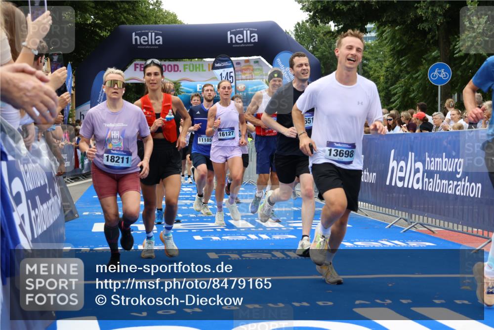 29.06.2025 - hella hamburg halbmarathon Strokosch-Dieckow http://msf.ph/oto/8479165 29.06.2025 10:46:22 Ziel 1600, 2222, 2842, 3056, 4237, 4497, 6421, 6691, 6978, 7335, 8142, 8981, 9386, 9497, 9786, 11185, 11773, 12171, 12651, 12891, 13698, 14045, 14200, 14228, 14262, 14482, 15157, 16127, 18118, 18211, 18637, 19209 meine-sportfotos.de