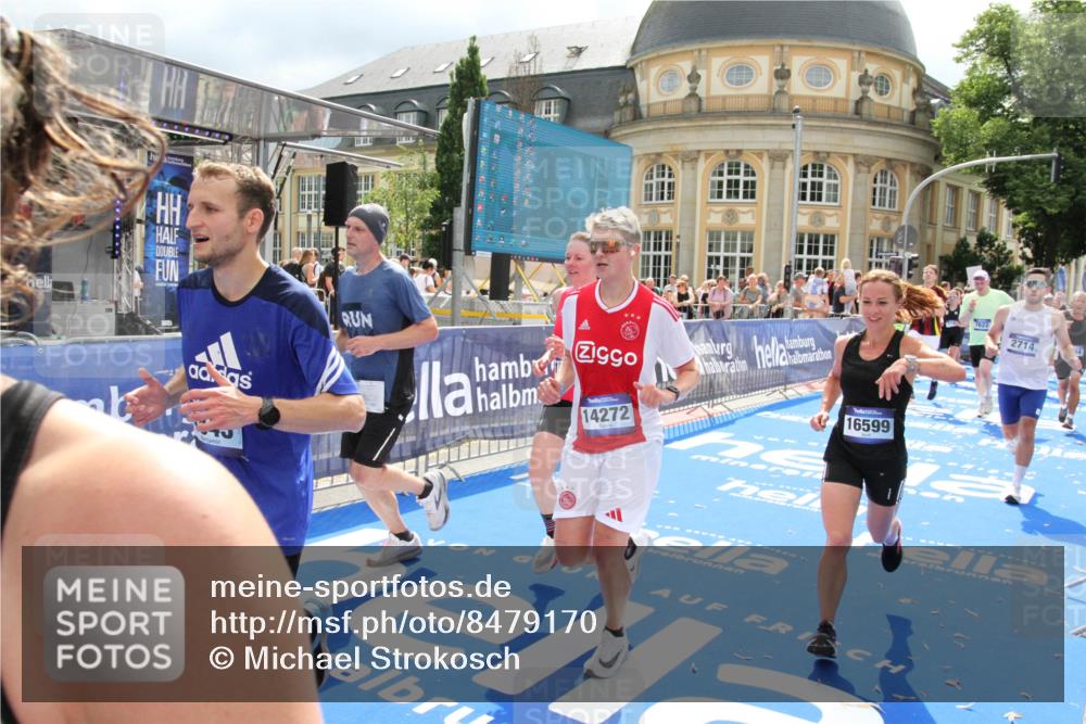29.06.2025 - hella hamburg halbmarathon Michael Strokosch http://msf.ph/oto/8479170 29.06.2025 10:40:46 Ziel 1882, 1912, 2324, 2714, 2750, 4634, 4843, 4889, 5014, 5026, 5745, 7080, 7622, 8074, 8629, 9294, 10900, 11959, 12865, 14092, 14272, 14820, 15351, 15493, 16201, 16249, 16599, 17486, 18399 meine-sportfotos.de