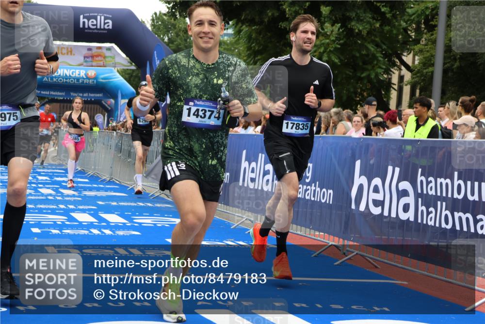 29.06.2025 - hella hamburg halbmarathon Strokosch-Dieckow http://msf.ph/oto/8479183 29.06.2025 10:45:46 Ziel 3477, 4345, 4854, 5047, 6071, 6290, 6711, 7385, 10792, 11821, 13975, 14374, 14911, 16617, 16624, 17332, 17835, 18185 meine-sportfotos.de