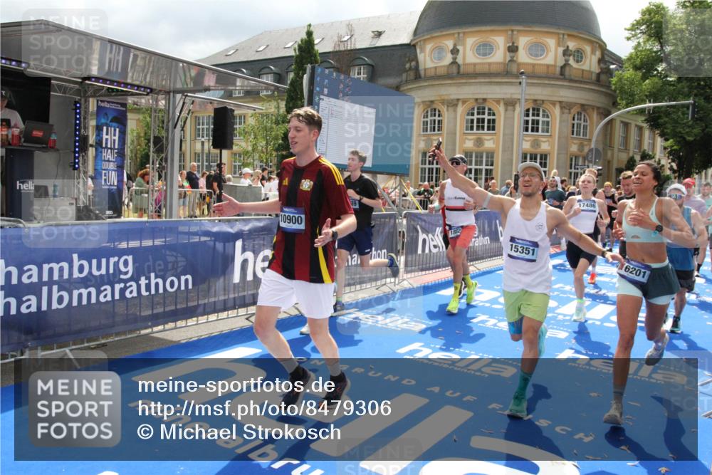 29.06.2025 - hella hamburg halbmarathon Michael Strokosch http://msf.ph/oto/8479306 29.06.2025 10:40:49 Ziel 1631, 1882, 2714, 2750, 4634, 4889, 5014, 5026, 5745, 6429, 7080, 7109, 7622, 8074, 8629, 9294, 9979, 10900, 11959, 14092, 15351, 16201, 16249, 17486 meine-sportfotos.de