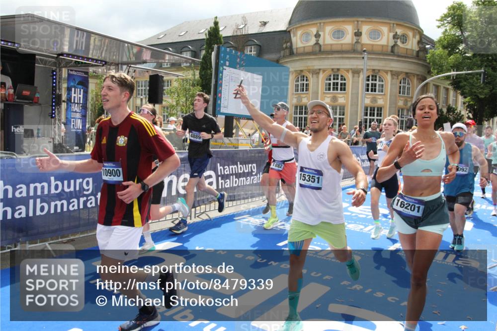 29.06.2025 - hella hamburg halbmarathon Michael Strokosch http://msf.ph/oto/8479339 29.06.2025 10:40:50 Ziel 1631, 1882, 2750, 4634, 4889, 5014, 5026, 5745, 6429, 7080, 7109, 7378, 7622, 8074, 8629, 9294, 9979, 10369, 10900, 11959, 14092, 15351, 16201, 16249, 17486 meine-sportfotos.de