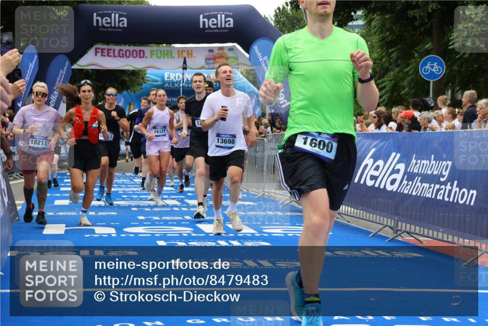 29.06.2025 - hella hamburg halbmarathon Strokosch-Dieckow http://msf.ph/oto/8479483 29.06.2025 10:46:21 Ziel 1600, 2048, 2222, 2842, 3056, 4237, 4949, 6421, 6691, 6978, 7335, 8142, 8981, 9497, 9786, 11185, 11773, 12171, 12651, 12891, 13698, 14045, 14200, 14228, 14262, 14482, 15157, 16127, 17190, 18118, 18211, 18637, 19209 meine-sportfotos.de