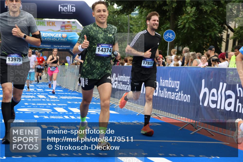 29.06.2025 - hella hamburg halbmarathon Strokosch-Dieckow http://msf.ph/oto/8479511 29.06.2025 10:45:46 Ziel 3477, 4345, 4854, 5047, 6071, 6290, 6711, 7385, 10792, 11821, 13975, 14374, 14911, 16617, 16624, 17332, 17835, 18185 meine-sportfotos.de