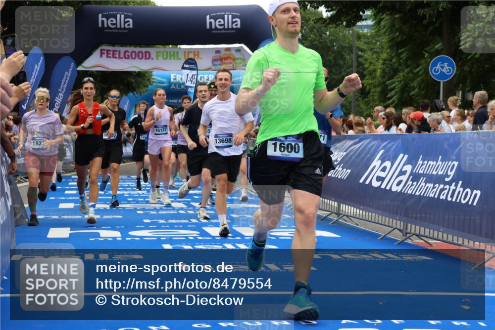 29.06.2025 - hella hamburg halbmarathon Strokosch-Dieckow http://msf.ph/oto/8479554 29.06.2025 10:46:21 Ziel 1600, 2048, 2222, 2842, 3056, 4237, 4949, 6421, 6691, 6978, 7335, 8142, 8981, 9497, 9786, 11185, 11773, 12171, 12651, 12891, 13698, 14045, 14200, 14228, 14262, 14482, 15157, 16127, 17190, 18118, 18211, 18637, 19209 meine-sportfotos.de
