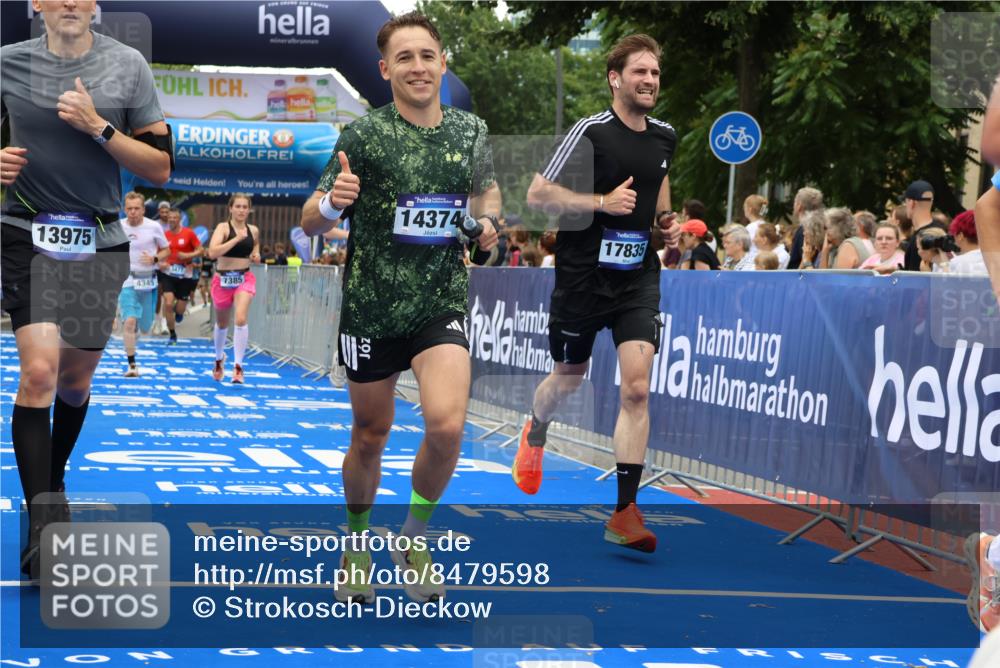 29.06.2025 - hella hamburg halbmarathon Strokosch-Dieckow http://msf.ph/oto/8479598 29.06.2025 10:45:46 Ziel 3477, 4345, 4854, 5047, 6071, 6290, 6711, 7385, 10792, 11821, 13975, 14374, 14911, 16617, 16624, 17332, 17835, 18185 meine-sportfotos.de