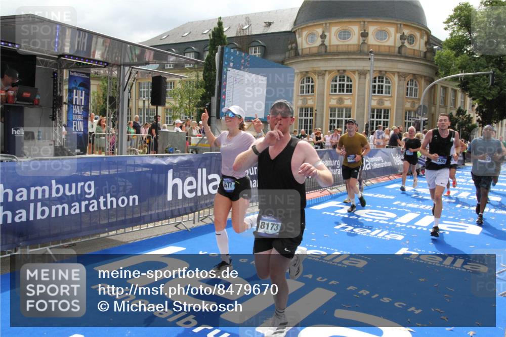 29.06.2025 - hella hamburg halbmarathon Michael Strokosch http://msf.ph/oto/8479670 29.06.2025 10:41:00 Ziel 1677, 6550, 9547, 9755, 10934, 11062, 11922, 12088, 12385, 13029, 13158, 14661, 15689, 16347, 17032, 17720, 18173 meine-sportfotos.de