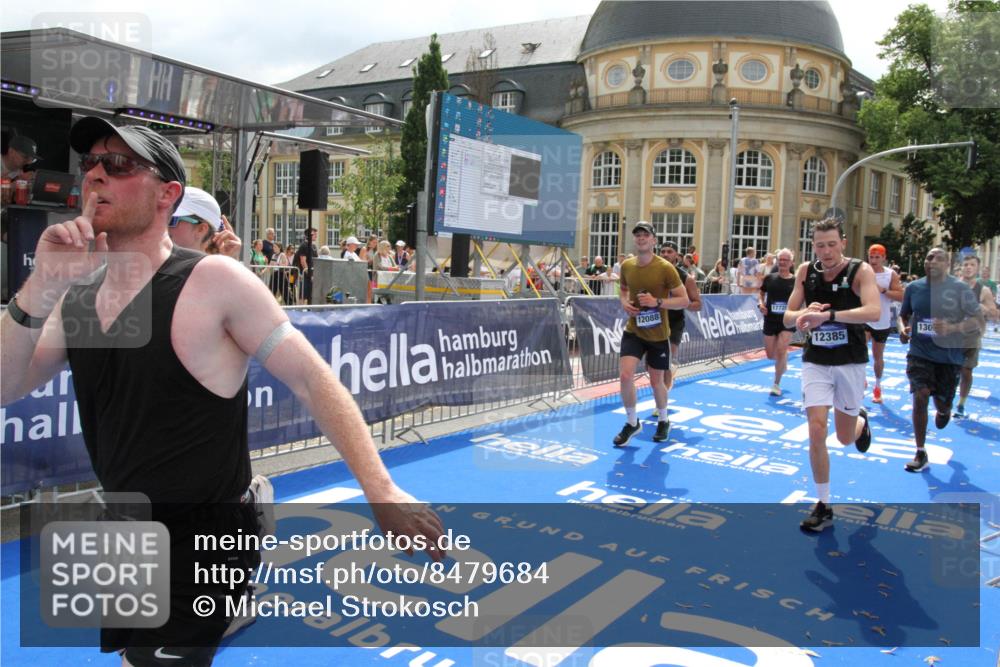 29.06.2025 - hella hamburg halbmarathon Michael Strokosch http://msf.ph/oto/8479684 29.06.2025 10:41:01 Ziel 1677, 2949, 6550, 9547, 9755, 10934, 11062, 11922, 12088, 12385, 13029, 13158, 15689, 16347, 17032, 17720, 18173 meine-sportfotos.de
