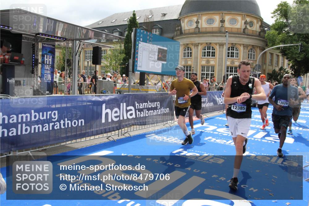 29.06.2025 - hella hamburg halbmarathon Michael Strokosch http://msf.ph/oto/8479706 29.06.2025 10:41:01 Ziel 1677, 2949, 6550, 9547, 9755, 10934, 11062, 11922, 12088, 12385, 13029, 13158, 15689, 16347, 17032, 17720, 18173 meine-sportfotos.de