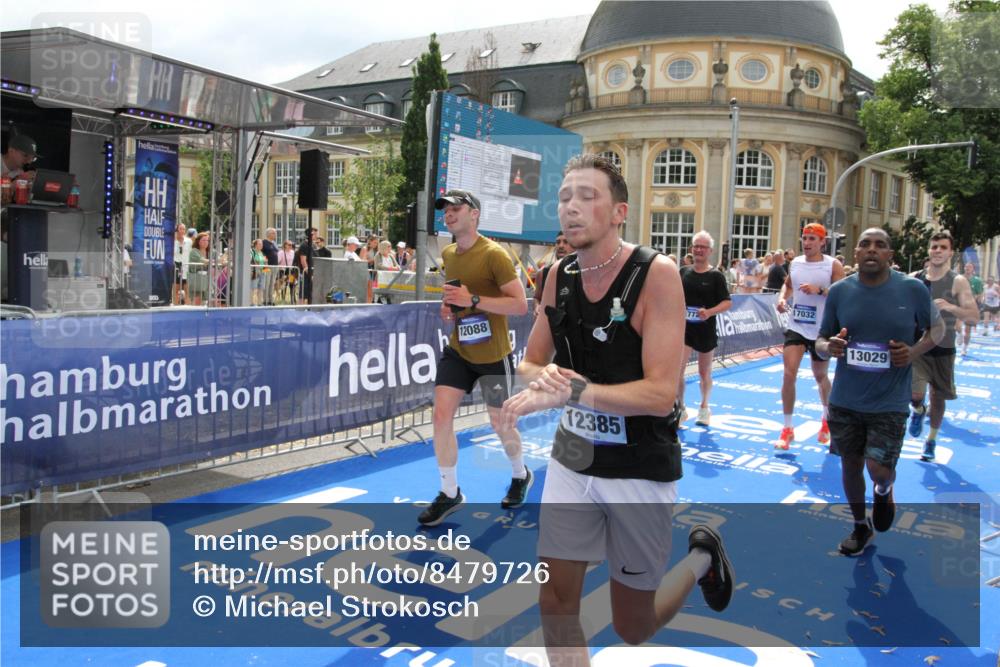 29.06.2025 - hella hamburg halbmarathon Michael Strokosch http://msf.ph/oto/8479726 29.06.2025 10:41:02 Ziel 1677, 2949, 6550, 6683, 9755, 11062, 11922, 12088, 12385, 13029, 13158, 15689, 16347, 17032, 17720, 17971, 18173 meine-sportfotos.de