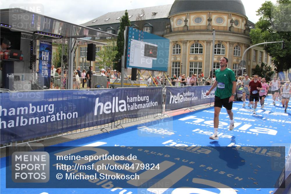 29.06.2025 - hella hamburg halbmarathon Michael Strokosch http://msf.ph/oto/8479824 29.06.2025 10:41:05 Ziel 2568, 2949, 4871, 6550, 6683, 9358, 9755, 11062, 11922, 13158, 13268, 15689, 16347, 17032, 17100, 17620, 17720, 17971, 18045, 18049 meine-sportfotos.de
