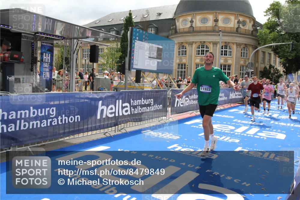 29.06.2025 - hella hamburg halbmarathon Michael Strokosch http://msf.ph/oto/8479849 29.06.2025 10:41:05 Ziel 2568, 2949, 4871, 6550, 6683, 9358, 9755, 11062, 11922, 13158, 13268, 15689, 16347, 17032, 17100, 17620, 17720, 17971, 18045, 18049 meine-sportfotos.de
