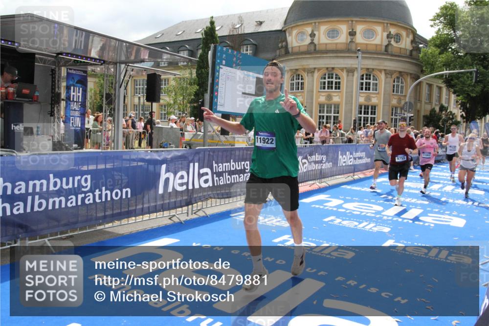 29.06.2025 - hella hamburg halbmarathon Michael Strokosch http://msf.ph/oto/8479881 29.06.2025 10:41:06 Ziel 1136, 2568, 2949, 4871, 6550, 6683, 9358, 9755, 9815, 11062, 11922, 13268, 17100, 17620, 17971, 18045, 18049 meine-sportfotos.de