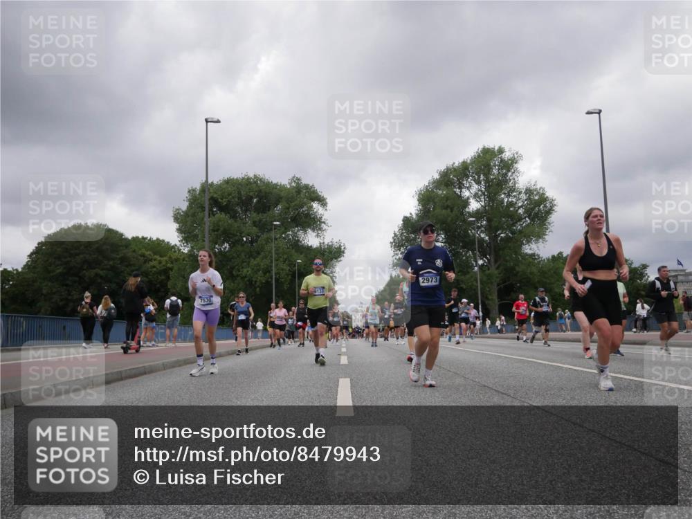 29.06.2025 - hella hamburg halbmarathon Luisa Fischer http://msf.ph/oto/8479943 29.06.2025 10:49:25 Kennedybrücke 7530, 6133, 2973, 1421, 1426, 2008, 4223, 4224, 5044, 7303, 7530, 10812 meine-sportfotos.de