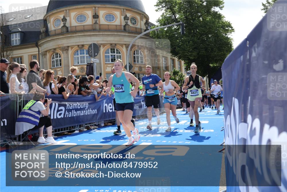 29.06.2025 - hella hamburg halbmarathon Strokosch-Dieckow http://msf.ph/oto/8479952 29.06.2025 11:34:17 Ziel 1102, 1472, 1479, 1518, 1627, 3717, 5028, 5055, 5495, 5604, 6821, 7235, 7823, 8716, 9573, 10561, 12097, 12237, 12238, 12408, 12508, 12573, 13177, 15661, 17053, 18293, 18518, 19006, 19061 meine-sportfotos.de