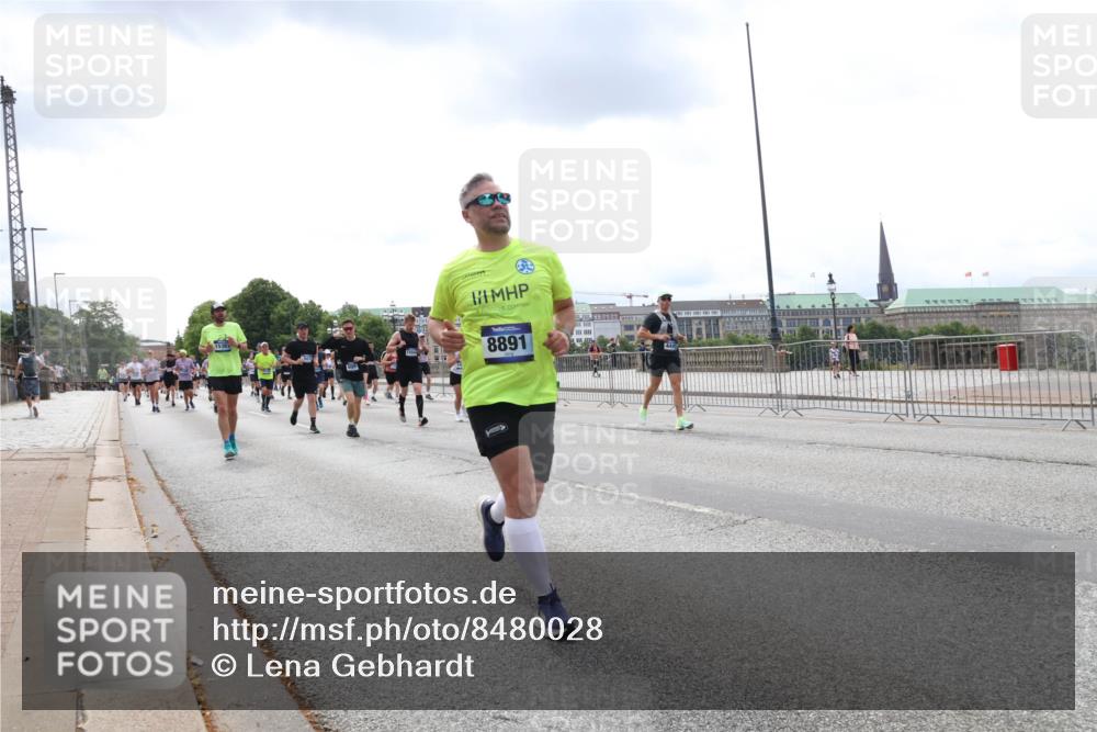 29.06.2025 - hella hamburg halbmarathon Lena Gebhardt http://msf.ph/oto/8480028 29.06.2025 10:33:33 Lombardsbrücke 8891, 1189, 1275, 1324, 1764, 1896, 1995, 2038, 2054, 2085, 2342, 2776, 2838, 3170, 3341, 3560, 3812, 3871, 4164, 4361, 4433, 4445, 4449, 4650, 4696, 4942, 5075, 5096, 5141, 5180, 5557, 5566, 5569, 5581, 5821, 5822, 5887, 5917, 6109, 6515, 6516, 6773, 6854, 6956, 6999, 7653, 7705, 8021, 8157, 8282, 8595, 8891, 9234, 9258, 9289, 9438, 9591, 9592, 9750, 9780, 9799, 9995, 10561, 11229, 11713, 11811, 11826, 12039, 15951 meine-sportfotos.de
