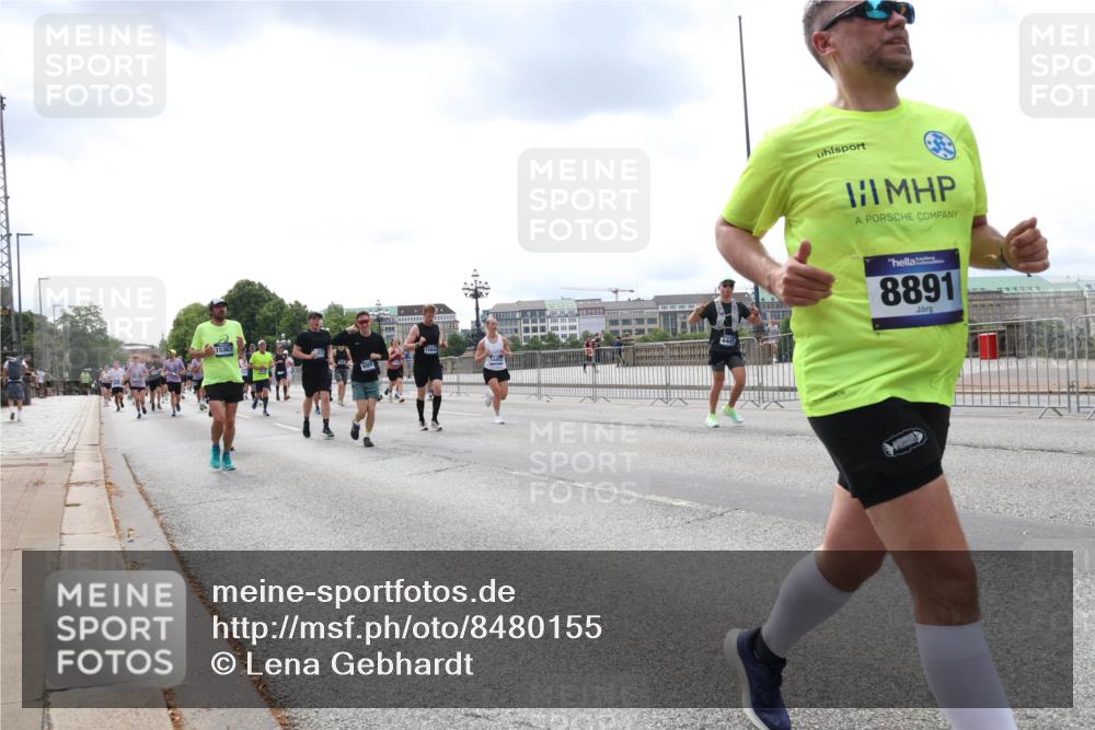 29.06.2025 - hella hamburg halbmarathon Lena Gebhardt http://msf.ph/oto/8480155 29.06.2025 10:33:34 Lombardsbrücke 8891, 1189, 1275, 1324, 1764, 1896, 1995, 2038, 2054, 2085, 2342, 2776, 2838, 3170, 3341, 3560, 3812, 3871, 4164, 4361, 4433, 4445, 4449, 4696, 4942, 5075, 5096, 5141, 5180, 5557, 5566, 5569, 5581, 5821, 5822, 5887, 5917, 6109, 6515, 6516, 6773, 6854, 6956, 6999, 7653, 7705, 8021, 8157, 8202, 8282, 8375, 8377, 8383, 8401, 8595, 8891, 9234, 9258, 9289, 9438, 9591, 9592, 9750, 9780, 9799, 9995, 10561, 11229, 11713, 11811, 11826, 12039 meine-sportfotos.de
