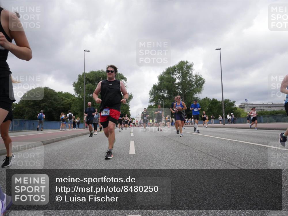 29.06.2025 - hella hamburg halbmarathon Luisa Fischer http://msf.ph/oto/8480250 29.06.2025 10:49:33 Kennedybrücke 4186, 1695, 1983, 2008, 2398, 2917, 4223, 4224, 5044, 6124, 6161, 7303, 10230, 10367, 10812 meine-sportfotos.de