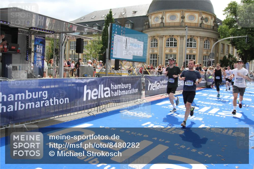 29.06.2025 - hella hamburg halbmarathon Michael Strokosch http://msf.ph/oto/8480282 29.06.2025 10:41:17 Ziel 3332, 4205, 4380, 5387, 5709, 6901, 8122, 9711, 10375, 12434, 12895, 17834 meine-sportfotos.de
