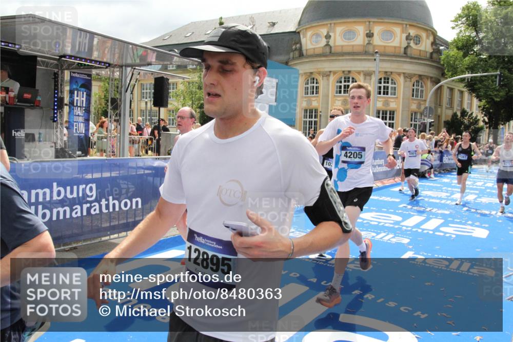 29.06.2025 - hella hamburg halbmarathon Michael Strokosch http://msf.ph/oto/8480363 29.06.2025 10:41:19 Ziel 3332, 4205, 4303, 5387, 6901, 8122, 9711, 10375, 12434, 12895, 13876, 17834, 18764 meine-sportfotos.de