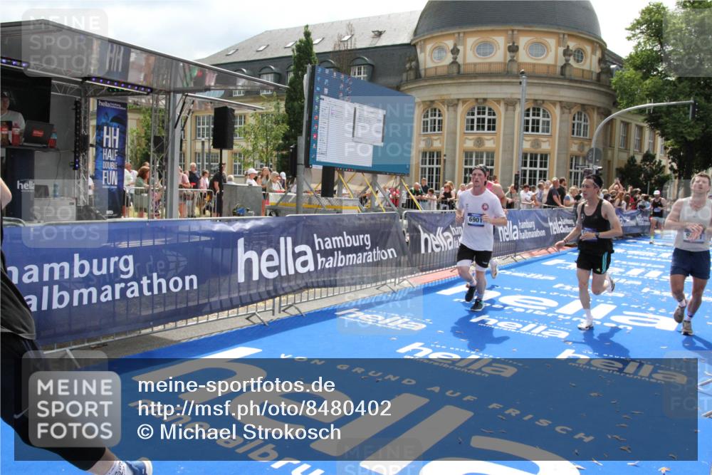 29.06.2025 - hella hamburg halbmarathon Michael Strokosch http://msf.ph/oto/8480402 29.06.2025 10:41:20 Ziel 1570, 3332, 4205, 4303, 5387, 6901, 9711, 10375, 12434, 12895, 13876, 17834, 18764 meine-sportfotos.de