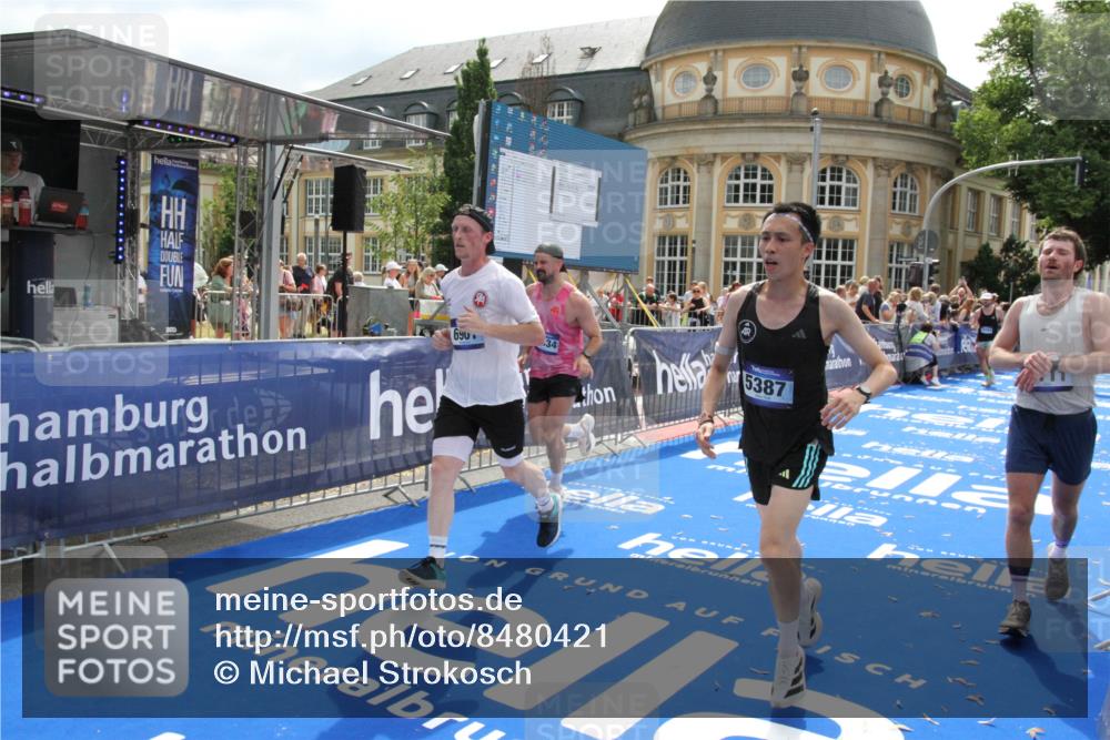 29.06.2025 - hella hamburg halbmarathon Michael Strokosch http://msf.ph/oto/8480421 29.06.2025 10:41:21 Ziel 1570, 4205, 4303, 5387, 6771, 6901, 7432, 9711, 10375, 12434, 13876, 16816, 17834, 18764 meine-sportfotos.de