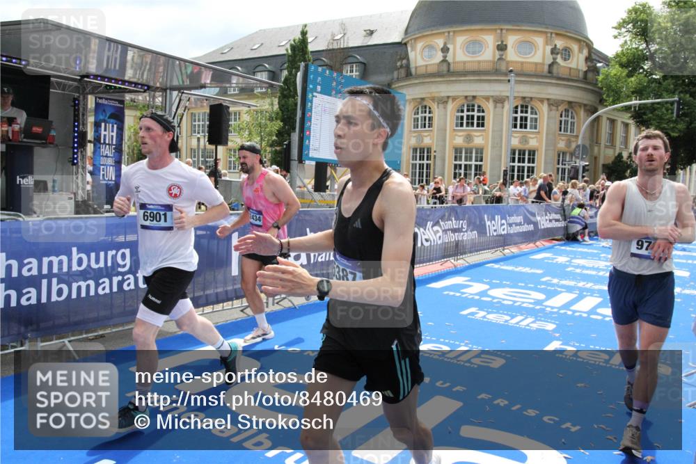 29.06.2025 - hella hamburg halbmarathon Michael Strokosch http://msf.ph/oto/8480469 29.06.2025 10:41:21 Ziel 1570, 4205, 4303, 5387, 6771, 6901, 7432, 9711, 10375, 12434, 13876, 16816, 17834, 18764 meine-sportfotos.de
