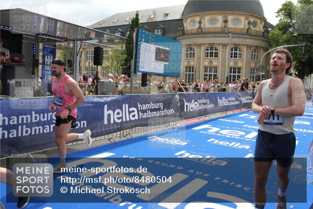 29.06.2025 - hella hamburg halbmarathon Michael Strokosch http://msf.ph/oto/8480504 29.06.2025 10:41:21 Ziel 1570, 4205, 4303, 5387, 6771, 6901, 7432, 9711, 10375, 12434, 13876, 16816, 17834, 18764 meine-sportfotos.de