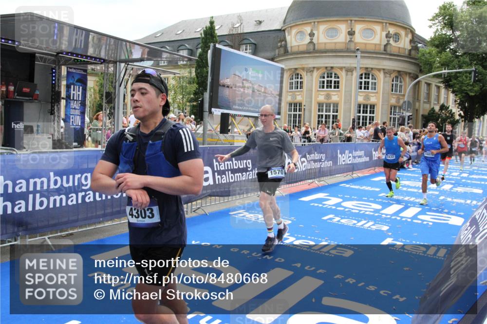 29.06.2025 - hella hamburg halbmarathon Michael Strokosch http://msf.ph/oto/8480668 29.06.2025 10:41:26 Ziel 1570, 2797, 3204, 4303, 6771, 7432, 7774, 7796, 10783, 13876, 14555, 16816, 18412, 18509, 18573, 18764 meine-sportfotos.de