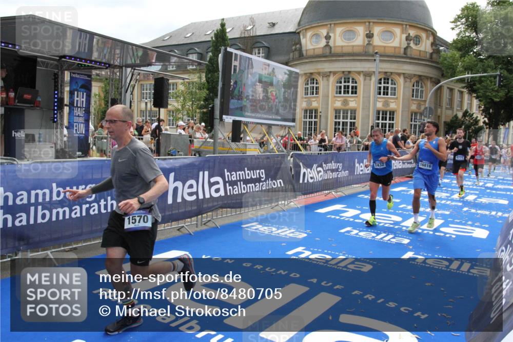 29.06.2025 - hella hamburg halbmarathon Michael Strokosch http://msf.ph/oto/8480705 29.06.2025 10:41:26 Ziel 1570, 2797, 3204, 4303, 6771, 7432, 7774, 7796, 10783, 13876, 14555, 16816, 18412, 18509, 18573, 18764 meine-sportfotos.de