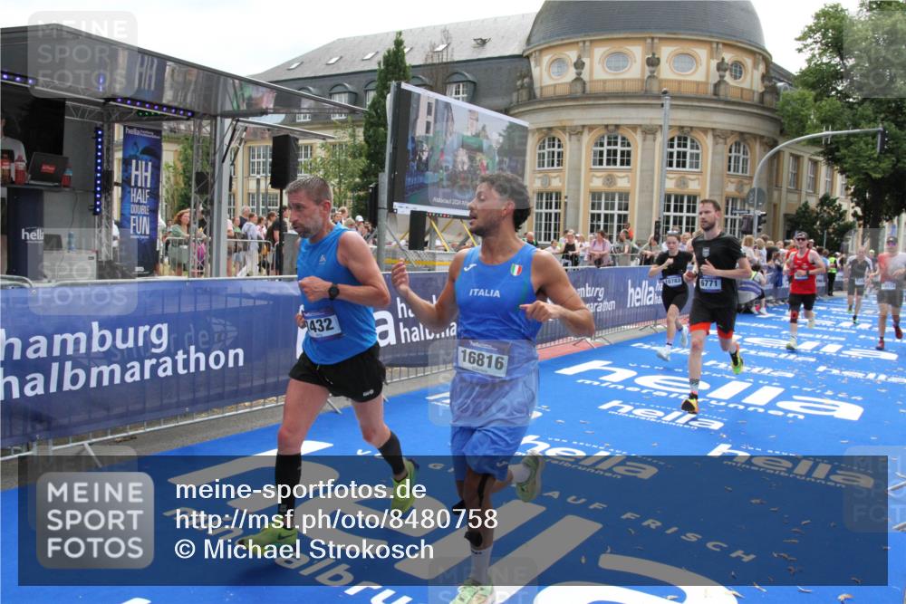 29.06.2025 - hella hamburg halbmarathon Michael Strokosch http://msf.ph/oto/8480758 29.06.2025 10:41:28 Ziel 1570, 2797, 3204, 4303, 4893, 6771, 7432, 7774, 7796, 10783, 14555, 16816, 17882, 18412, 18509, 18573 meine-sportfotos.de