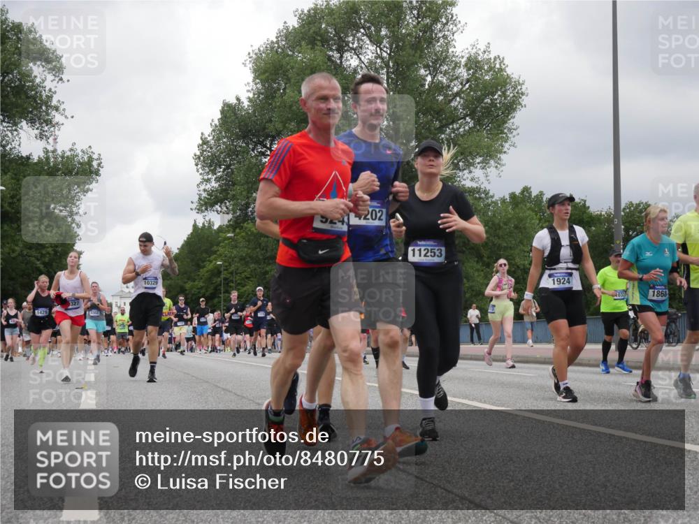 29.06.2025 - hella hamburg halbmarathon Luisa Fischer http://msf.ph/oto/8480775 29.06.2025 10:49:48 Kennedybrücke 1429, 327, 6068, 10329, 424, 202, 11253, 1924, 033, 1868, 1033, 1429, 1867, 1868, 1924, 2773, 2813, 3160, 3410, 4202, 4296, 4306, 4317, 4572, 5769, 5770, 8477, 9243, 9445, 10030, 10327, 10329 meine-sportfotos.de