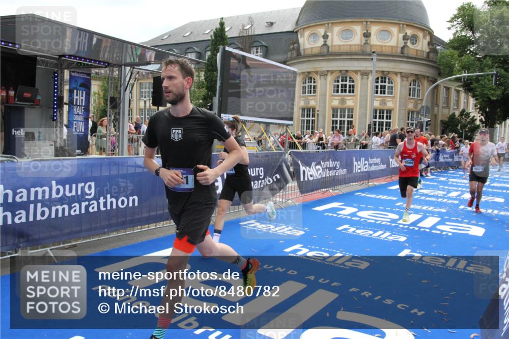 29.06.2025 - hella hamburg halbmarathon Michael Strokosch http://msf.ph/oto/8480782 29.06.2025 10:41:29 Ziel 1570, 2797, 3204, 4893, 5987, 6771, 7432, 7774, 7796, 10783, 14555, 16816, 17159, 17882, 18412, 18509, 18573 meine-sportfotos.de