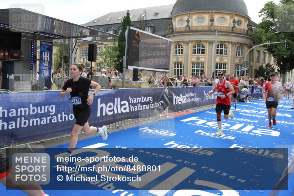 29.06.2025 - hella hamburg halbmarathon Michael Strokosch http://msf.ph/oto/8480801 29.06.2025 10:41:29 Ziel 1570, 2797, 3204, 4893, 5987, 6771, 7432, 7774, 7796, 10783, 14555, 16816, 17159, 17882, 18412, 18509, 18573 meine-sportfotos.de