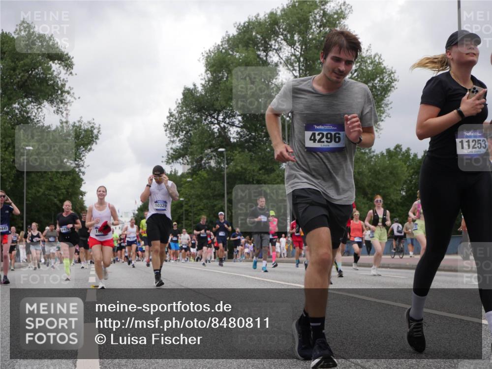 29.06.2025 - hella hamburg halbmarathon Luisa Fischer http://msf.ph/oto/8480811 29.06.2025 10:49:50 Kennedybrücke 445, 142, 10329, 4296, 11253, 1033, 1429, 1867, 1868, 1924, 2423, 2773, 2813, 3410, 4202, 4296, 4306, 4317, 4572, 5769, 5770, 8486, 9120, 9121, 9243, 9445, 10030, 10327, 10329 meine-sportfotos.de