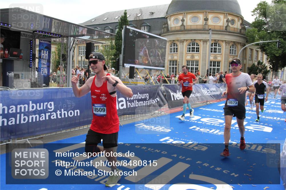 29.06.2025 - hella hamburg halbmarathon Michael Strokosch http://msf.ph/oto/8480815 29.06.2025 10:41:30 Ziel 2579, 2797, 3204, 4893, 5987, 6771, 7432, 7774, 7796, 10783, 12588, 14555, 16816, 17159, 17882, 18412, 18509, 18573 meine-sportfotos.de