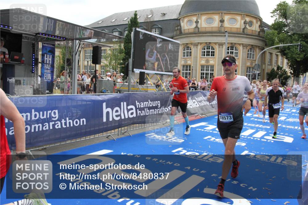 29.06.2025 - hella hamburg halbmarathon Michael Strokosch http://msf.ph/oto/8480837 29.06.2025 10:41:31 Ziel 2579, 2797, 3204, 4893, 5987, 7774, 7796, 8358, 10783, 12588, 13457, 14555, 17159, 17882, 18412, 18509, 18573 meine-sportfotos.de