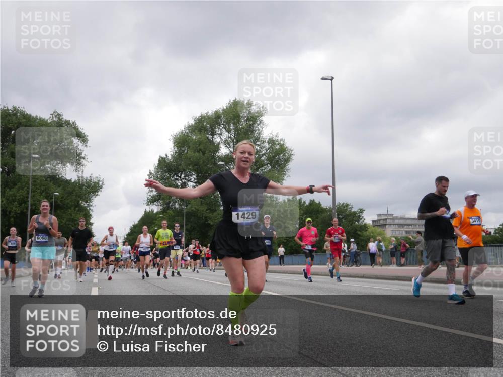 29.06.2025 - hella hamburg halbmarathon Luisa Fischer http://msf.ph/oto/8480925 29.06.2025 10:49:55 Kennedybrücke 14891, 6068, 9121, 1429, 3195, 3410, 1033, 1429, 1924, 2423, 2773, 2813, 3410, 4306, 4317, 5635, 5769, 5770, 6392, 8010, 8486, 9120, 9121, 9337, 9426, 9445, 10329 meine-sportfotos.de