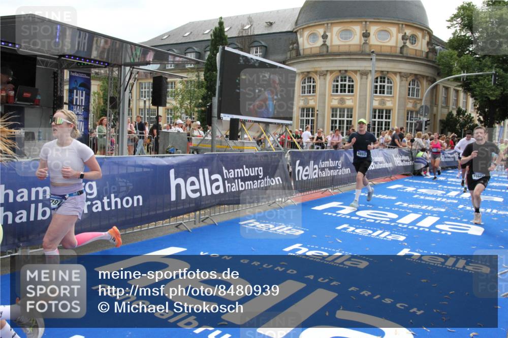 29.06.2025 - hella hamburg halbmarathon Michael Strokosch http://msf.ph/oto/8480939 29.06.2025 10:41:33 Ziel 2579, 2797, 3204, 4893, 5987, 7774, 7796, 8358, 10894, 12588, 13457, 14275, 14555, 17159, 17882, 18412, 18442, 18491, 18573 meine-sportfotos.de