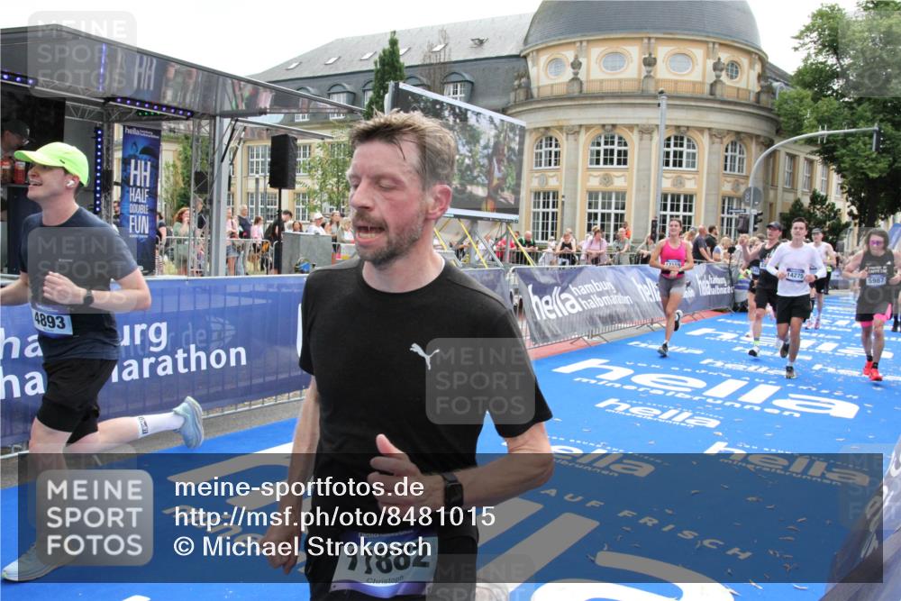 29.06.2025 - hella hamburg halbmarathon Michael Strokosch http://msf.ph/oto/8481015 29.06.2025 10:41:35 Ziel 2579, 2797, 3204, 4893, 5987, 7796, 8358, 9885, 10894, 12588, 13457, 14275, 16084, 17159, 17882, 18442, 18491 meine-sportfotos.de